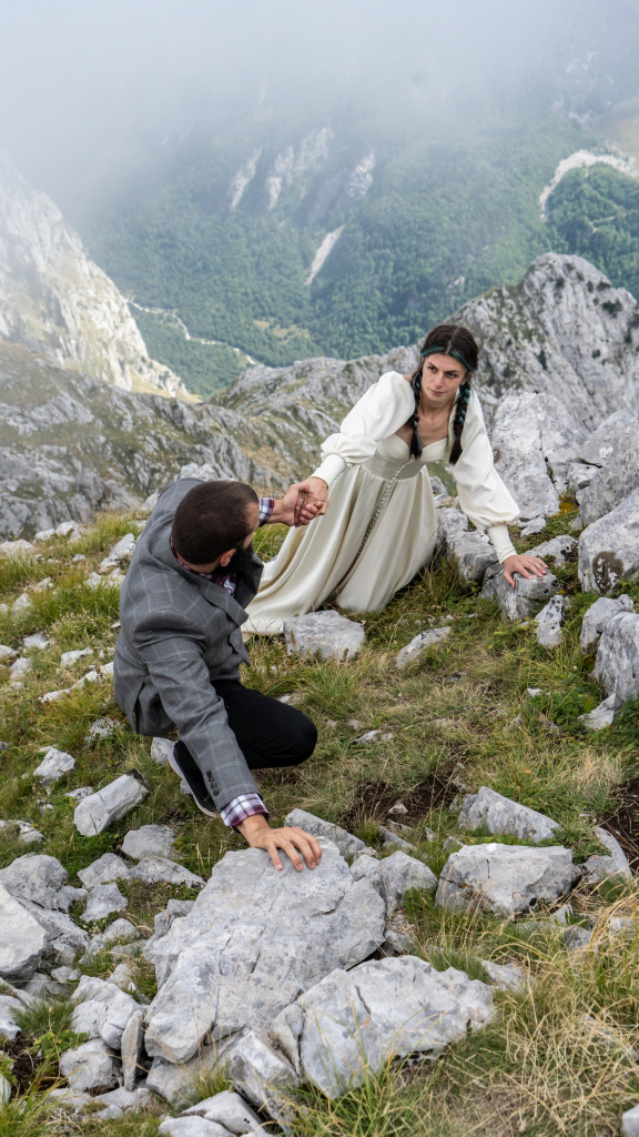 Peli se duže od tri sata na vrh Prokletija i onda rekli da: Nesvakidašnje venčanje Jovane i Davida na jednoj od najsurovijih planina
