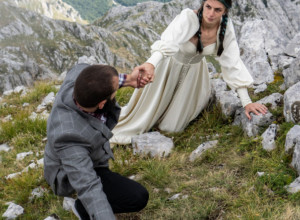 Peli se duže od tri sata na vrh Prokletija i onda rekli da: Nesvakidašnje venčanje Jovane i Davida na jednoj od najsurovijih planina