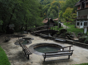 NOĆENJE ZA SAMO 590 DINARA? DA, TO POSTOJI Čuvena srpska banja poznata je po svojim izvorima, lekovita je, a ko je jednom poseti opet se vraća (FOTO)