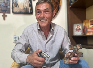 Krst od svetog maslinovog drveta iz srca Srbije otići će na Hilandar: Milovan je samouki ikonopisac