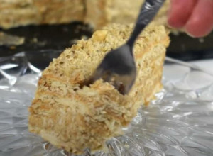 STARE SRPKINJE SPREMAJU NAJBOLJU POSLASTICU: Keks torta sa orasima - nijedna proslava ne može da prođe bez nje