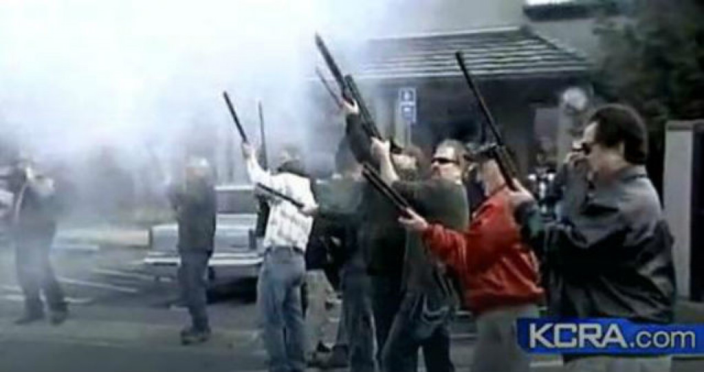 Srbima u Kaliforniji dozvoljeno da pucaju za Božić, Amerikancima se to baš dopada (VIDEO)