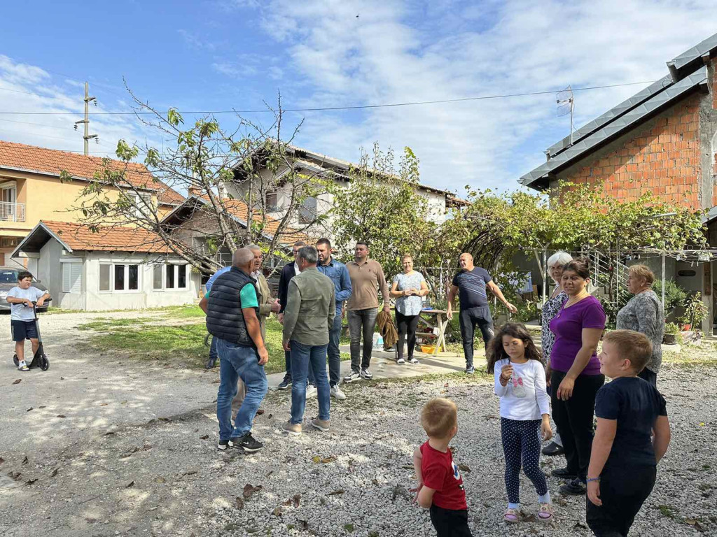 Đurađ iz Čačka ima 89 godina, ali to ga nije sprečilo da se aktivira i pomogne u rešavanju problema svojih komšija - lično otišao da pita za pomoć