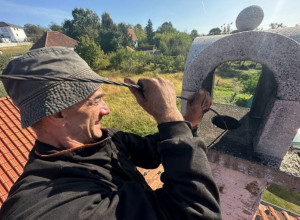 Dobrivoje jedan od retkih odžačara u Zapadnoj Srbiji, telefoni mu se usijali pred početak grejne sezone
