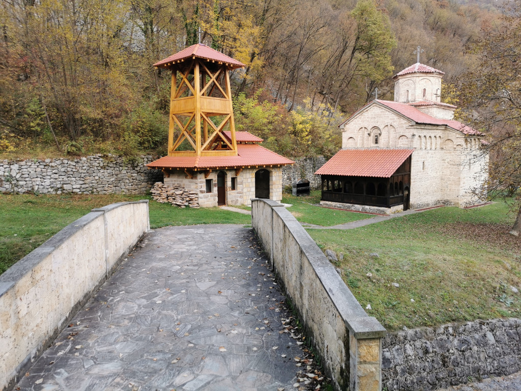 Skriven u šumi uz obalu Moravice, manastir Klisura jedan od najstarijih u Srbiji