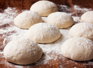 NAPRAVITE UNIVERZALNO TESTO ZA SAMO 5 MINUTA: Ovaj trik će mnogo OLAKŠATI život DOMAĆICAMA