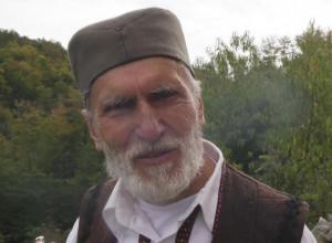 Potpuno slep seče drva, radi sa strujom, bere maline i zida kuću: Dragan je pravi medicinski fenomen koji iako ne vidi radi sve teške poslove bez zadrške