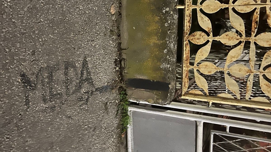 Urnebesan natpis na trotoaru u čačanskom naselju Ljubić Kej: Između dve porodične kuće crnim slovima jasno stoji ispisana reč - međa