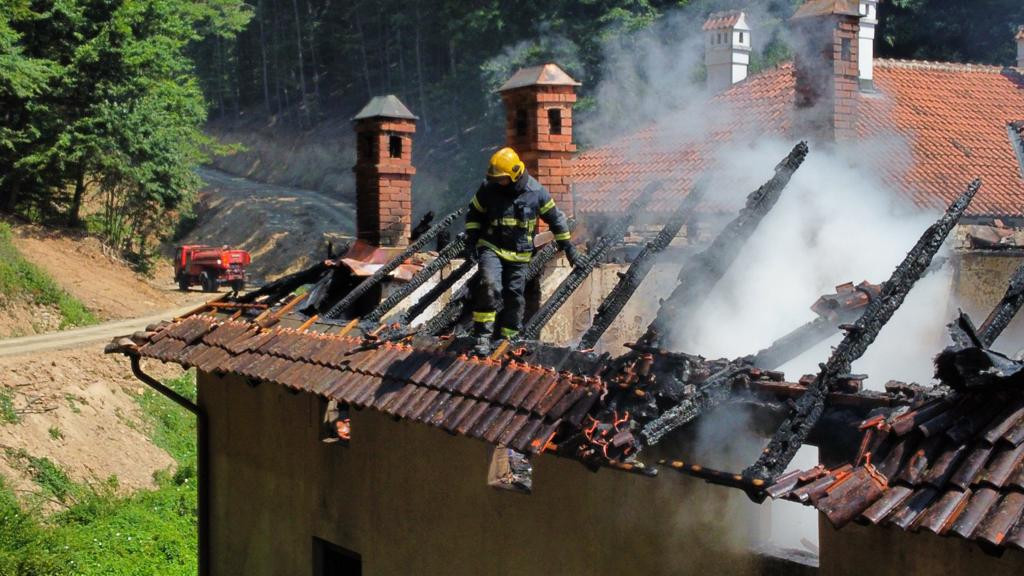 Završeni radovi na krovu, ne preti opasnost od kiša i snegova: Obnavlja se izgoreli konak velike srpske svetinje