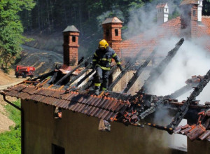 Završeni radovi na krovu, ne preti opasnost od kiša i snegova: Obnavlja se izgoreli konak velike srpske svetinje