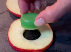 ZA OVAJ KOLAČ POTREBAN VAM JE ČEP OD FLAŠE Slatkiš koji je cela Jugoslavija obožavala, a pravi se lako i brzo (VIDEO)