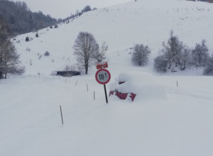 Sneg pada duže od 30 sati, zavejani putevi a na stotine meštana dva dana već nemaju struju