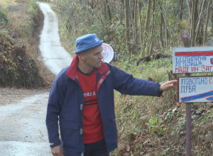Dragan je sam napravio 351 putokaz od drveta i postavio ih, iako ispisani ćirilicom stranci su oduševljeni