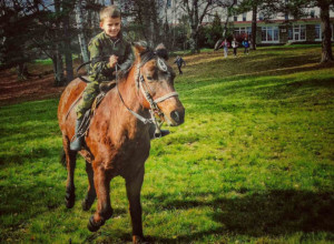 Šestogodišnjem Milošu iz sela kod Arilja najbolji prijatelj je konj Čarli, sa njim ide do predškolskog ali i na Štraparijade