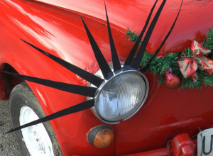 Nesvakidašnja praznična dekoracija u Arilju, umesto jelke u centru okićena sekvoja i to sa starim loptama