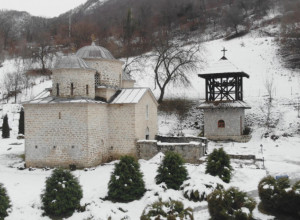 Ovo je srpska svetinja u kojoj se i danas nalaze mošti tri potomka loze Nemanjića: Manastir Davidovica na samoj granici sa Crnom Gorom