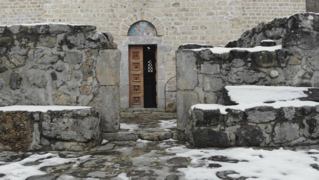 Ovde leže mošti Nemanjića: Manastir Davidovica na granici sa Crnom Gorom odoleva vremenu FOTO