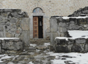 Ovde leže mošti Nemanjića: Manastir Davidovica na granici sa Crnom Gorom odoleva vremenu FOTO