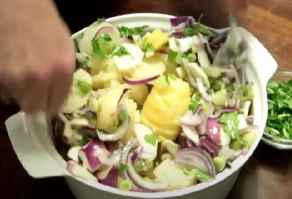 KROMPIR SALATA SA AROMATIČNIM ZAČINIMA: Najbolji prilog uz ribu - sočna, ukusna i lagana