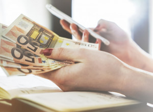 DRŽAVA DELI POMOĆ OD 300.000 DINARA: Evo ko ima pravo na bespovratnu novčanu podršku i koja dokumenta su vam potrebna