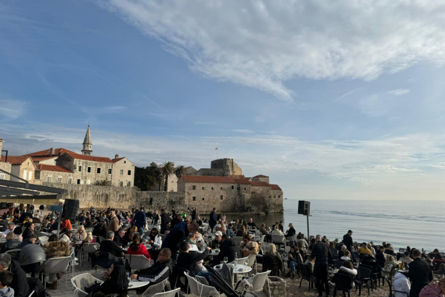Paprene cene u Budvi za praznike, ručak za dvoje minimum 100 evra - uprkos tome ovo mesto već je krcato