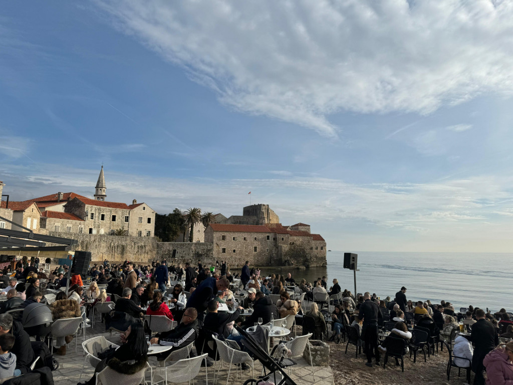 Paprene cene u Budvi za praznike, ručak za dvoje minimum 100 evra - uprkos tome ovo mesto već je krcato