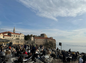 Paprene cene u Budvi za praznike, ručak za dvoje minimum 100 evra - uprkos tome ovo mesto već je krcato