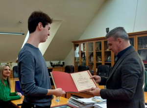 Aleksandar je student generacije na Filološkom fakultetu u Beogradu, u indeksu sve suve desetke