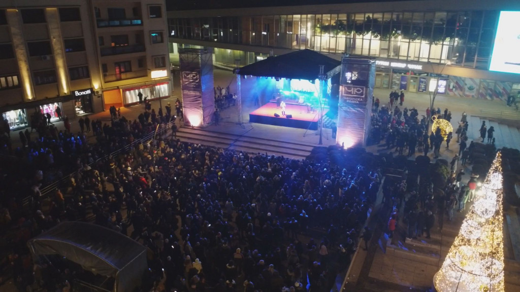 Spektakularnim dočekom Čačani ušli u Novu Godinu: Koncert Peđe Jovanovića oduševio na hiljade građana