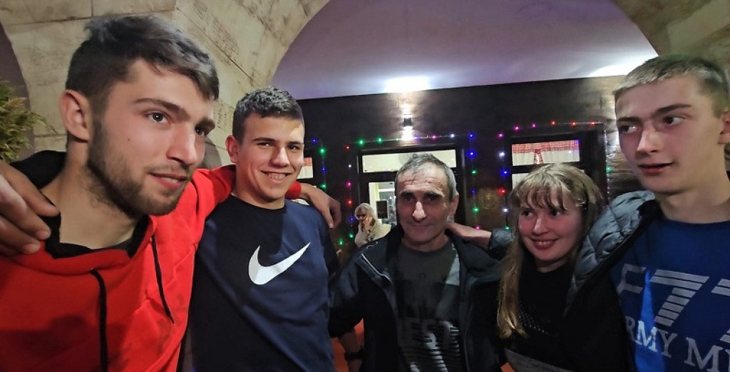 Oni ne idu na splavove i popularne klubove, Ivana sa braćom prvi put za Novu Godinu izašla u seoski dom