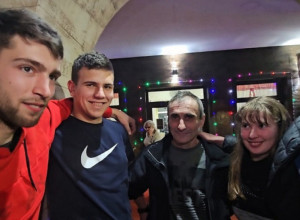 Oni ne idu na splavove i popularne klubove, Ivana sa braćom prvi put za Novu Godinu izašla u seoski dom