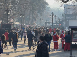 Da zakačimo katanac na Mostu ljubavi moramo da čekamo dugačak red: Ogromna gužva u Vrnjačkoj banji za praznike