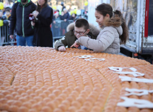 TRADICIJA SE NASTAVLJA Evo kada i gde se održava lomljenje česnice u Beogradu, spremno je 4.000 krstića i 2.000 paketića za mališane