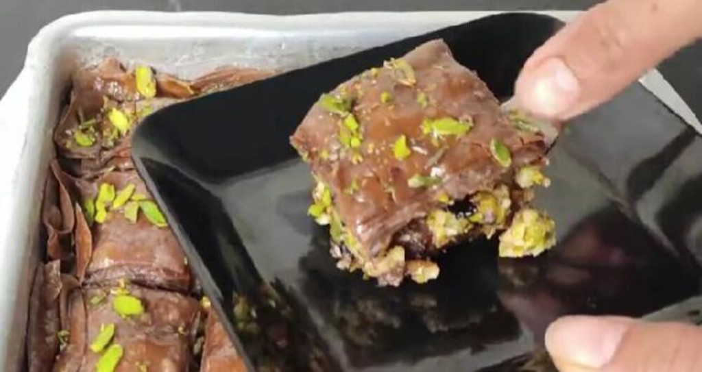PROFESIONALNI KUVARI OTKRILI KAKO SE SPREMA ČOKOLADNA BAKLAVA: Poslastica na "šolje" - 1 trik u pripremi oni znaju