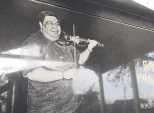 Najmuzikalnije groblje u Srbiji, na skoro svakom spomeniku ucrtan je po jedan instrument: Selo Piroman kod Obrenovca