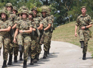 Umesto kafića, boravak u kasarni sa puškom na ramenu: Da li su građani za vraćanje vojnog roka, jer samo vojska od dečaka napravi muškarca