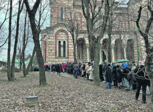 OGROMAN RED ISPRED HRAMA RUSKE PRAVOSLAVNE CRKVE Svi bi da vide čudotvornu ikonu koja je stigla iz Rusije, nepregledna kolona ljudi Beogradu (FOTO)