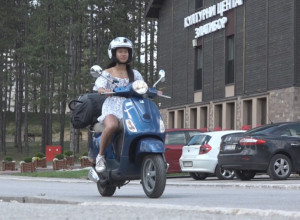 Srpski policajac joj pomogao usred Makedonije kad je pala sa motora: Liz prešla preko 3000 kilometara na svojoj malenoj vespi, obišla sve glavne gradove bivše Jugoslavije