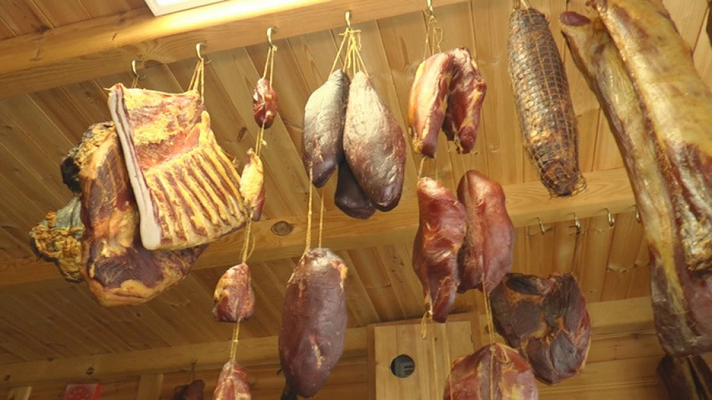 Prestonica srpske pršute: Filipovići sa Mačkata mesečno proizvode čak 300 kilograma domaćih suvomesnatih prozvoda (FOTO)