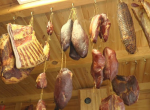 Prestonica srpske pršute: Filipovići sa Mačkata mesečno proizvode čak 300 kilograma domaćih suvomesnatih prozvoda (FOTO)