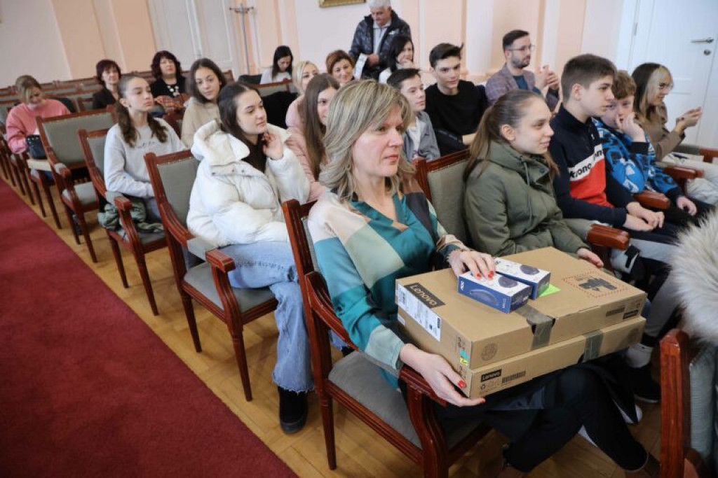 Dvadeset laptop računara stiglo u vrtiće, škole i ambulante u Užicu, ovo je glavni razlog