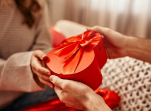 Kaže se da se poklonu u zube ne gleda: Ali darove od ovih ljudi treba odmah baciti ili još bolje spaliti