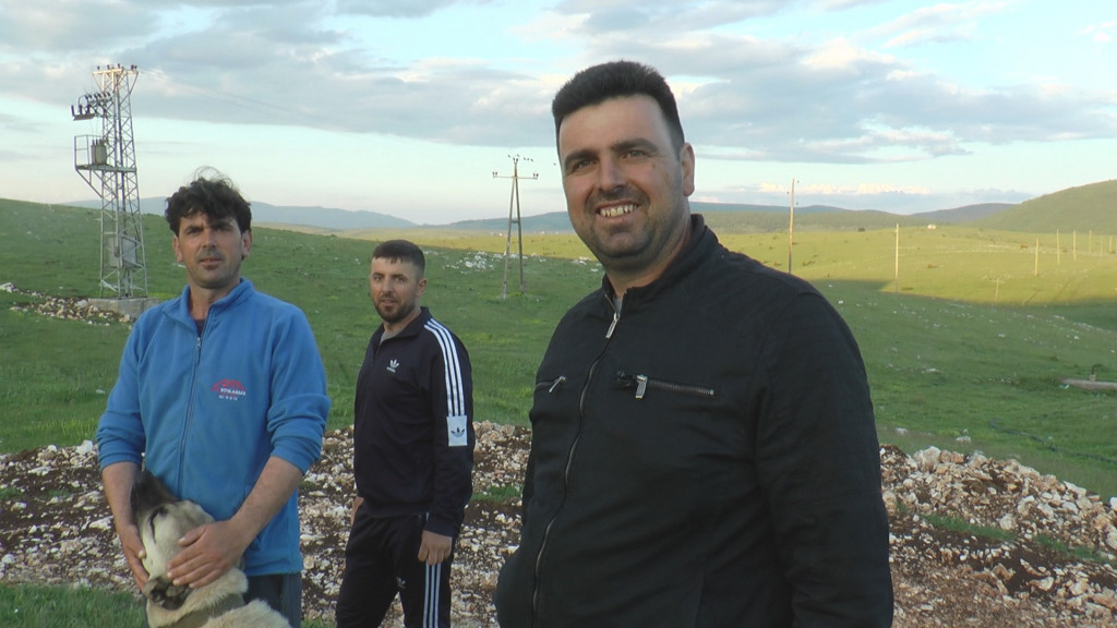 Ovo su vredna i poštena braća odlikovana od strane predsednika Srbije lično: Kurtagići su ponos Peštera, počeli sa 100 a sada imaju preko hiljadu ovaca i najveće stado na Balkanu