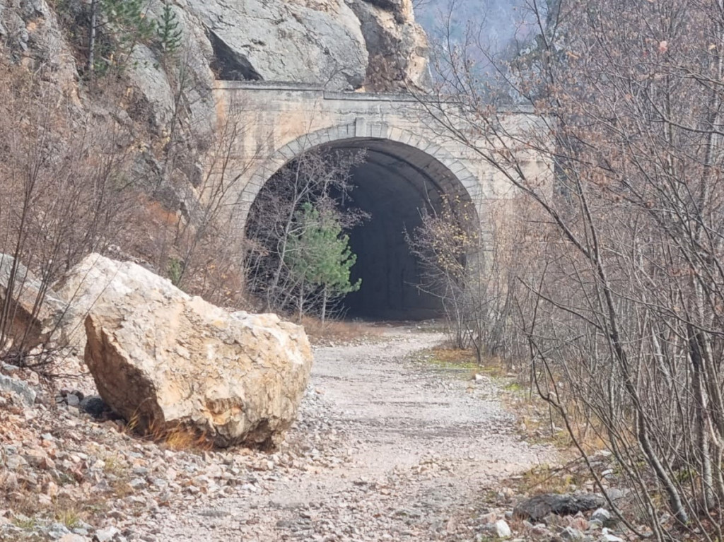 Da nije ova tabla malo ukrivo: Ovako danas izgleda tunel u kom je sniman kultni srpski film, obilaze ga samo slučajni prolaznici