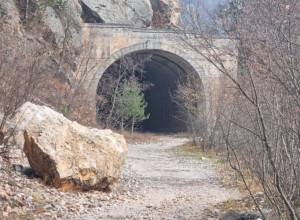 Da nije ova tabla malo ukrivo: Ovako danas izgleda tunel u kom je sniman kultni srpski film, obilaze ga samo slučajni prolaznici