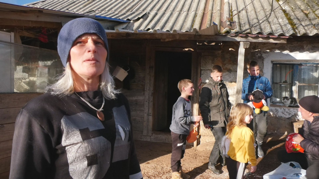 Kroz šumu i po debelom minusu sa suzama u očima idu u školu: Enela sa petoro dece ostala sama na vrhu ledenog Peštera, majka lavica bori se da prehrani svoju decu