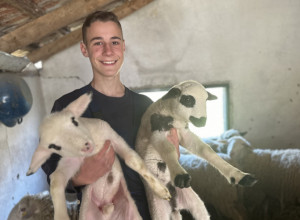 Zoran iz Ježevice ima samo 16 godina ali je dečak za primer, sam kupio svoje životinje i brine o njima a vreme na internetu provodi samo kad je crveno slovo