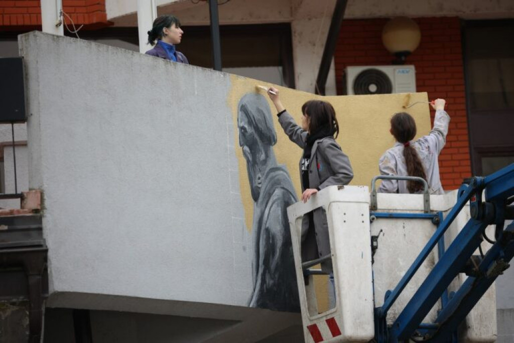 Oni su ovaj gest svom gradu poklonili od srca: Učenici Umetničke škole muralima ulepšali Užice, imaju dobar razlog za to