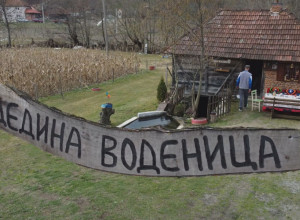 Tijana se iz Beograda vratila na imanje svog čukundede u selo Seča Reka kod Kosjerića, sa suprugom melje kukuruz i pravi brašno kao pre 100 godina što se radilo