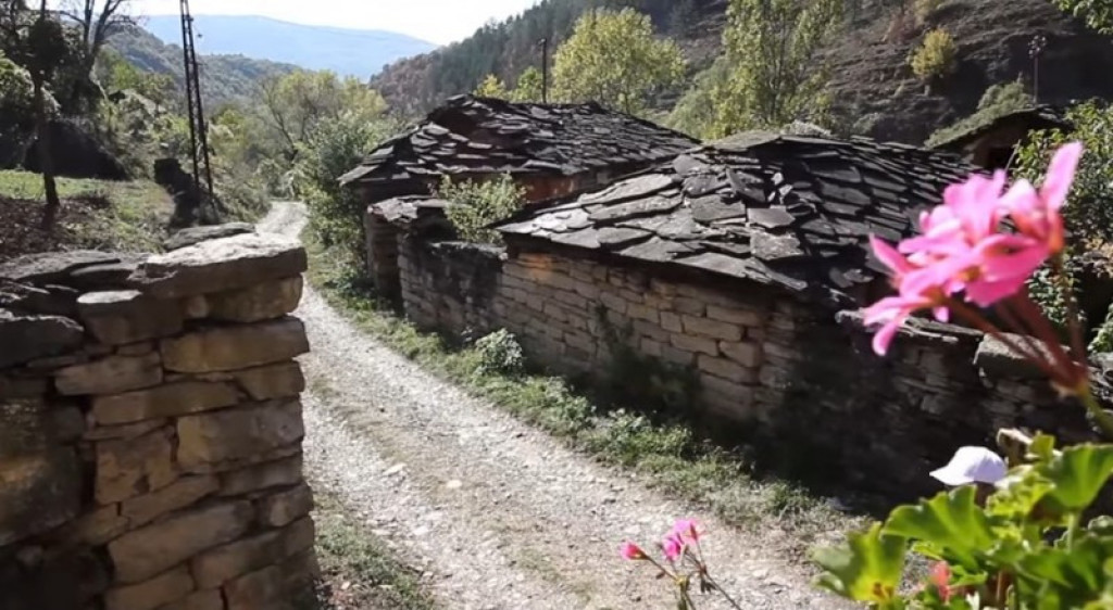 PIROTSKI KRAJ Ćilimi kao u bajci, nestvarne prirodne lepote, a tek hrana! Kad jednom dođete stalno ćete se vraćati!